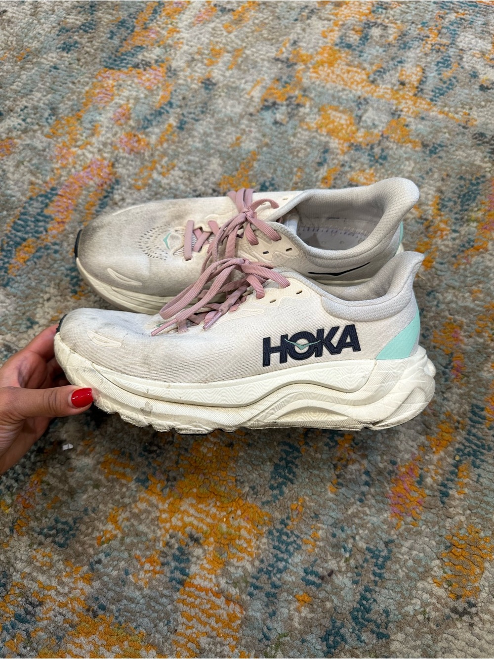 Hoka Women's Arahi 8 Shoes with Pink Laces and Mint Heel Accent